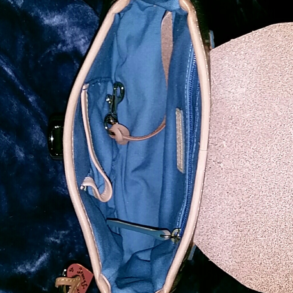 Dooney and Bourke purse - Picture 5 of 6